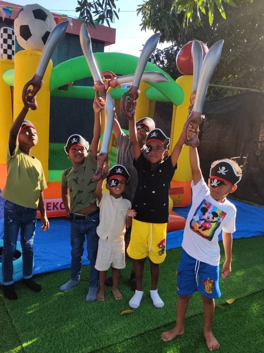 Niños jugando en las áreas de juego de arena de Dulce Vida