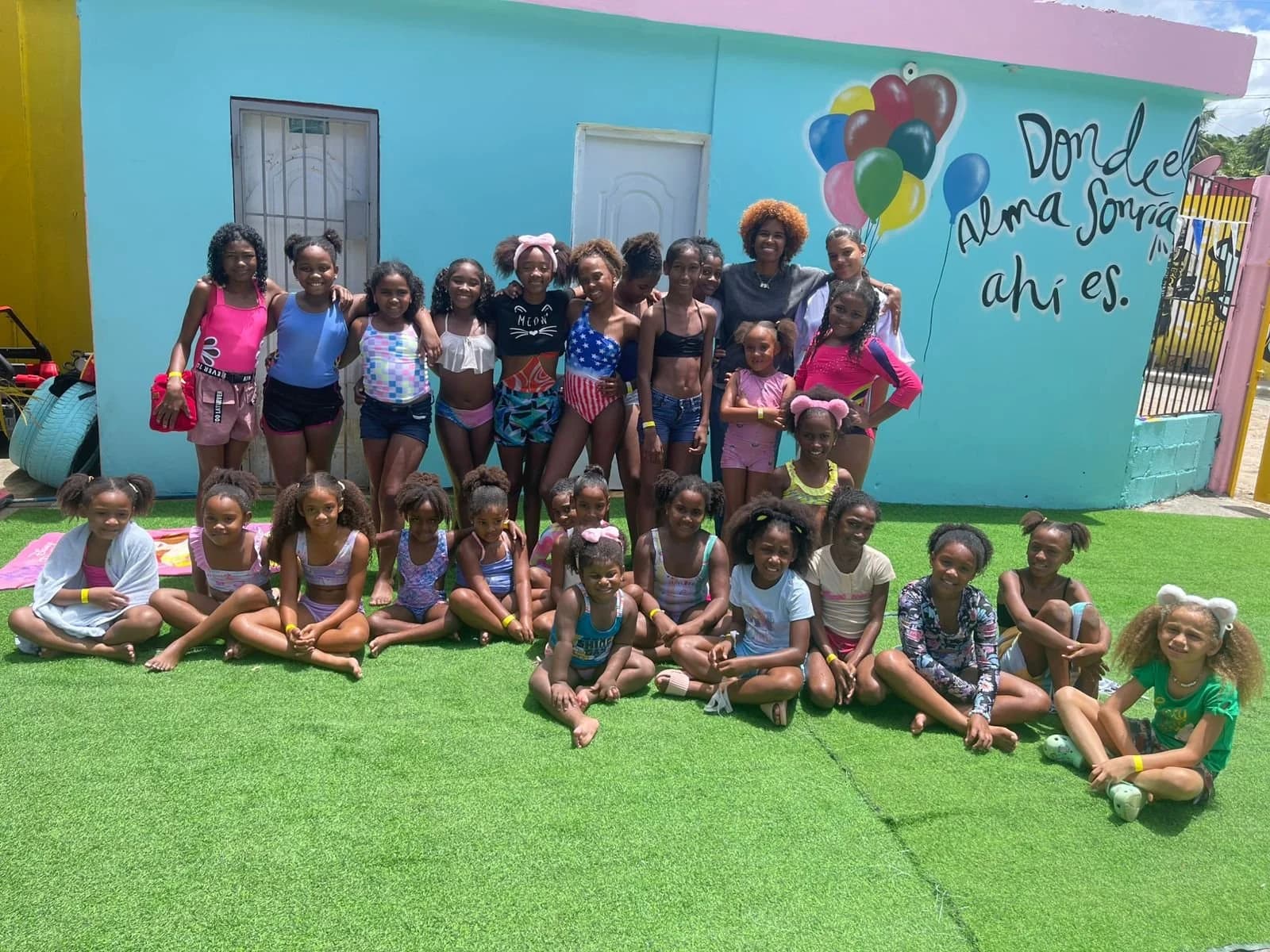 Grupo de niñas y niños en un domingo de piscina y juegos en Dulce Vida